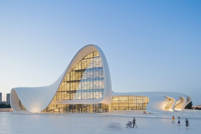 Centro de Heydar Aliyev arquitecta Zaha Hadid futurista baku azerbaijan fallecida edificio blanco curvas de dia e1459964917175