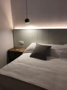 iluminación dormitorio con lamparas colgantes