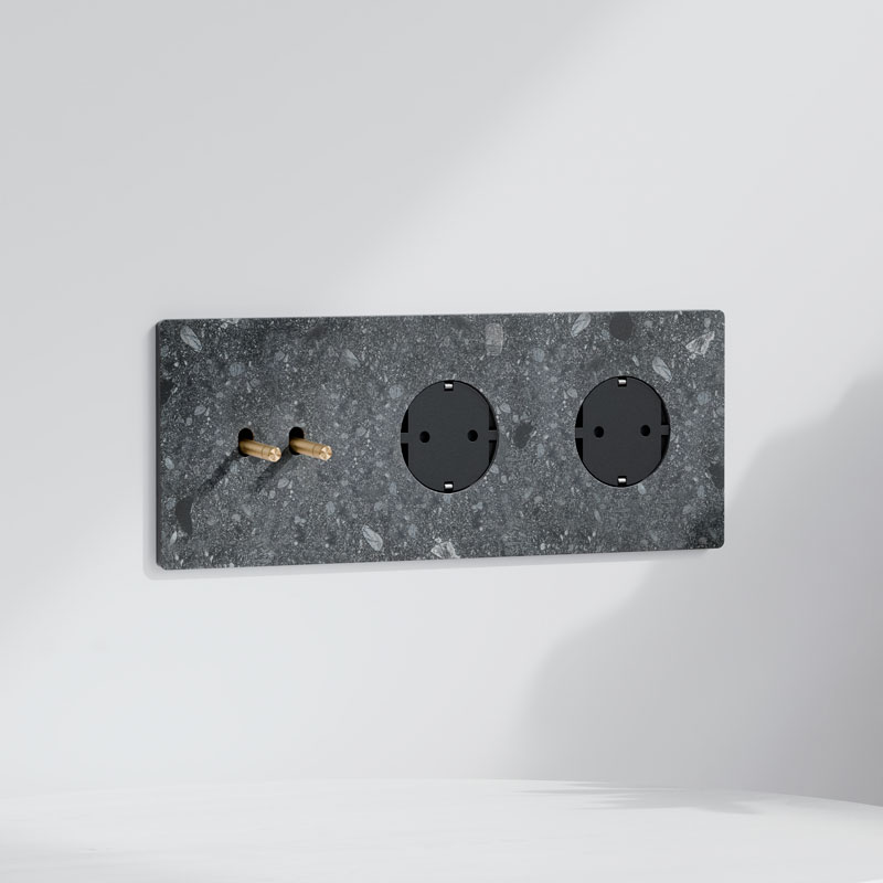 Conmutador x2 + Schuko x2 | Marco triple | Betón 1 doble Interruptor y Schuko doble